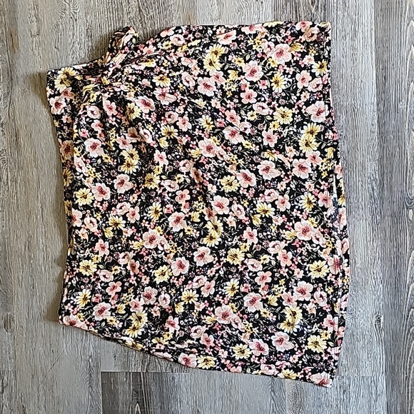 Forever 21 Women's‎ Plus Size Mid-Rise Wrap Skirt Black/Floral Size 1X 2X 3X - Picture 1 of 9